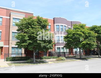 Townhomes nel Near West Side di Chicago in estate, senza auto e senza gente Foto Stock