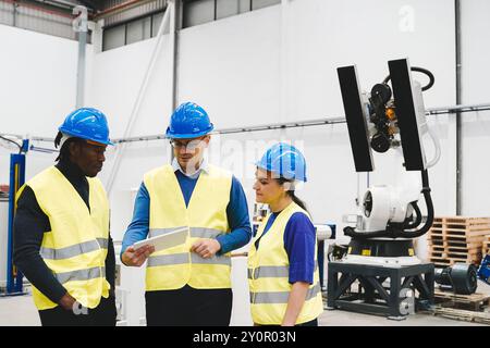 Ingegneri industriali che lavorano con robot a braccio automatizzato all'interno di una fabbrica di produzione robotica ai - nuovo concetto di tecnologia - Focus sul volto della donna anziana Foto Stock