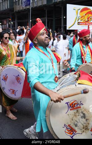 India Day Parade, sponsorizzata dalla FIA, Federation of Indian Associations, sulla Madison Avenue a New York. I tamburi e i ballerini intratterranno la folla Foto Stock