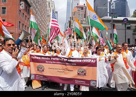 India Day Parade, sponsorizzata dalla FIA, Federation of Indian Associations, sulla Madison Avenue a New York. Secondo il VHPA, gli indù sono tutti questi Foto Stock