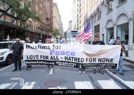 India Day Parade, sponsorizzata dalla FIA, Federation of Indian Associations, sulla Madison Avenue a New York. I musulmani per la pace marciano con lo stendardo Foto Stock