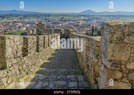 Caceres, Estremadura, Spagna - 17 dicembre 2024 - guardando in basso dalla cima di un vecchio castello in una piccola città spagnola Foto Stock