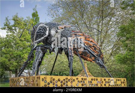 Crewe, Cheshire East, UK - 5 maggio 2024 - statua anti-violenza di Manchester Bee realizzata con armi consegnate al sole primaverile Foto Stock