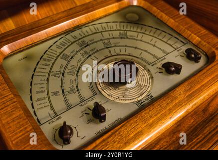 Manopola di sintonizzazione comando radio a onde corte Dynatron Foto Stock