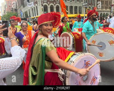 India Day Parade, sponsorizzata dalla FIA, Federation of Indian Associations, sulla Madison Avenue a New York. I tamburi e i ballerini intratterranno la folla di spettatori durante la sfilata. Foto Stock