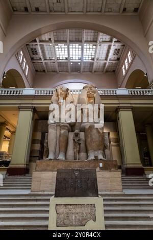 Museo Egizio (Museo del Cairo), colossale statua del re Amenofi III (Amenofi III) e della regina Tyi, Medinet Habu, il Cairo, Egitto, Nord Africa, Africa Foto Stock