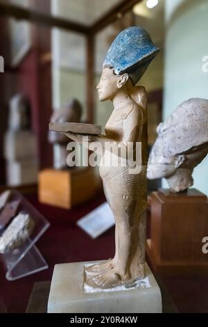 Museo Egizio (Museo del Cairo), Statuetta del re Akhenaton (Amenhotep IV) con tavolo, da Amarna, Cairo, Egitto, Nord Africa, Africa Foto Stock