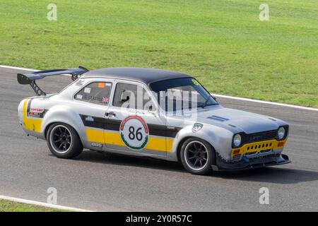 Colin Claxton nella sua Ford Escort RS1800 del 1971 durante la gara del 2023 Classic Touring Car Racing Club a Snetterton, Norfolk, Regno Unito. Foto Stock