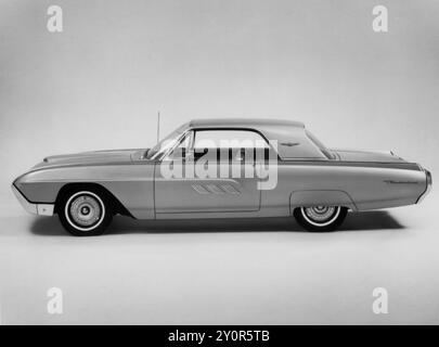 13 settembre 1963 l'ambientazione di stile Ford Thunderbird stabilisce nuovi standard di eleganza, prestazioni e qualità per il 1963. Tutti e quattro i nuovi modelli Thunderbird, Landau hardtop, Convertible e Sports Roadster, combinano uno stile distintivo con centinaia di perfezionamenti ingegneristici che li hanno resi le auto di altissima qualità mai prodotte dalle divisioni Ford. I requisiti di manutenzione del 1963 Thunderbird sono notevolmente ridotti. Con un telaio che non richiede lubrificazione importante per 100.000 miglia e un intervallo di cambio dell'olio di 6.000 miglia. Con una nuova griglia a barra verticale e nuovi tocchi sportivi di int Foto Stock