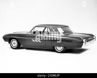 13 settembre 1962: Dearborn, Michigan: Lo stile Ford Thunderbird stabilisce nuovi standard di eleganza, prestazioni e qualità per il 1963. Tutti e quattro i nuovi modelli Thunderbird, Landau hardtop, Convertible e Sports Roadster, combinano uno stile distintivo con centinaia di perfezionamenti ingegneristici che li hanno resi le auto di altissima qualità mai prodotte dalle divisioni Ford. I requisiti di manutenzione del 1963 Thunderbird sono notevolmente ridotti. Con un telaio che non richiede lubrificazione importante per 100.000 miglia e un intervallo di cambio dell'olio di 6.000 miglia. Con una nuova griglia a barra verticale e una nuova barra Foto Stock