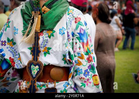 L'abito ornato di una donna nativa americana al 36° annuale Nansemond Indian Powwow a Suffolk, Virginia. Foto Stock