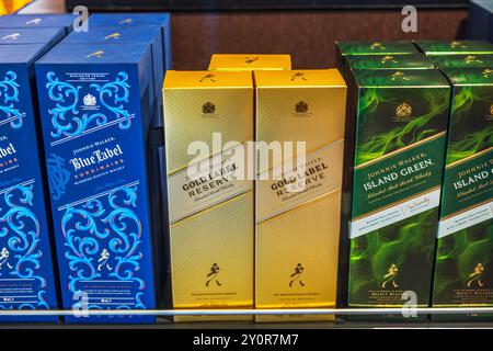 Vista delle scatole Johnnie Walker Blue Label, Gold Label Reserve e Island Green whiskey. Svezia. Uppsala. Foto Stock