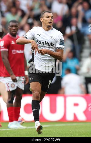 Kayden Jackson del Derby County celebra il secondo gol della squadra durante la partita del campionato Sky Bet al Pride Park Stadium di Derby. Data foto: Sabato 31 agosto 2024. Foto Stock