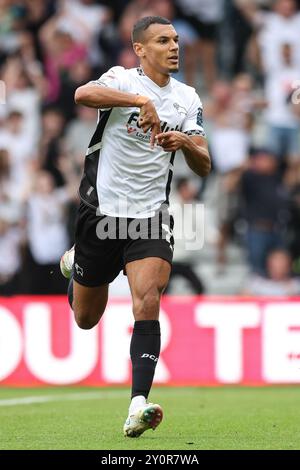 Kayden Jackson del Derby County celebra il secondo gol della squadra durante la partita del campionato Sky Bet al Pride Park Stadium di Derby. Data foto: Sabato 31 agosto 2024. Foto Stock