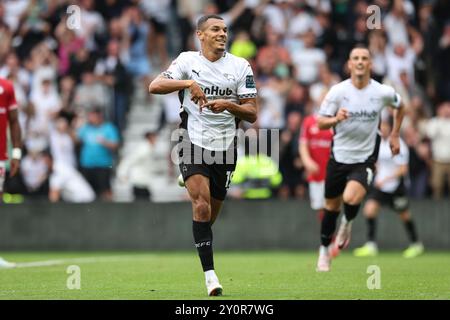 Kayden Jackson del Derby County celebra il secondo gol della squadra durante la partita del campionato Sky Bet al Pride Park Stadium di Derby. Data foto: Sabato 31 agosto 2024. Foto Stock