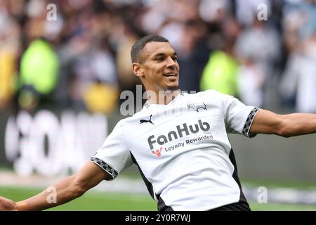 Kayden Jackson del Derby County celebra il secondo gol della squadra durante la partita del campionato Sky Bet al Pride Park Stadium di Derby. Data foto: Sabato 31 agosto 2024. Foto Stock