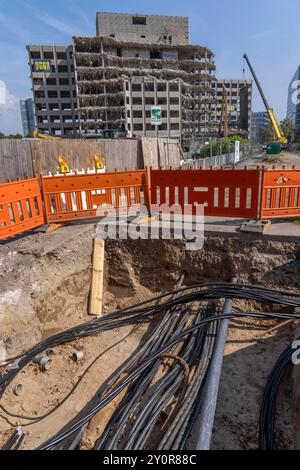 Cantiere a Haroldstraße, demolizione di un ex edificio per uffici, dopo aver completato il taglio rimangono solo le parti in calcestruzzo, cavo di alimentazione esposto Foto Stock