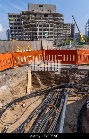 Cantiere a Haroldstraße, demolizione di un ex edificio per uffici, dopo aver completato il taglio rimangono solo le parti in calcestruzzo, cavo di alimentazione esposto Foto Stock