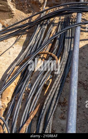 Cantiere a Haroldstraße, demolizione di un ex edificio per uffici, dopo aver completato il taglio rimangono solo le parti in calcestruzzo, cavo di alimentazione esposto Foto Stock