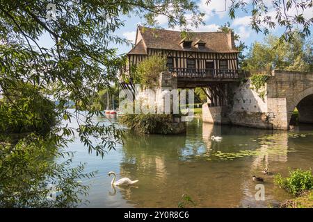 Il bellissimo vecchio mulino sul ponte rotto sulla Senna con cigni in primo piano a Vernon, Normandia, Francia Foto Stock