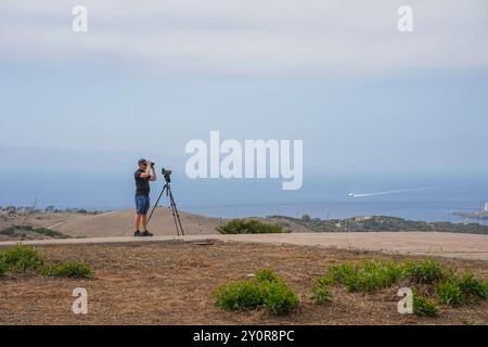 Birdwatcher al Cazalla Watchpoint vicino Tarifa, stretto di Gibilterra, Andalusia, Spagna. Foto Stock