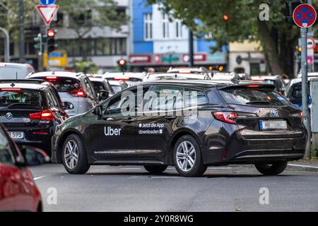 Mietwagen, taxi, das vom Online-Vermittlungsdienst Uber an Fahrgäste, über eine App, vermittelt wird, in Düsseldorf, NRW, Deutschland Uber *** noleggio auto, taxi, fornito dal servizio di intermediazione online Uber ai passeggeri tramite un'app, a Düsseldorf, NRW, Germania Uber Foto Stock