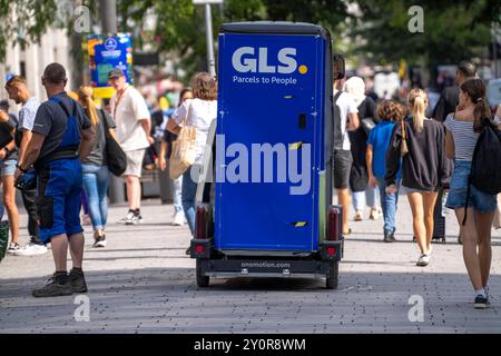 GLS Auslieferung e-Lastenbike, auf der Schadowstraße, ONO e-Lastenrad, in Düsseldorf, NRW, Deutschland GLS Lastenbike *** GLS consegna e cargo bike, on Schadowstraße, ONO e cargo bike, in Düsseldorf, NRW, Germania GLS cargo bike Foto Stock