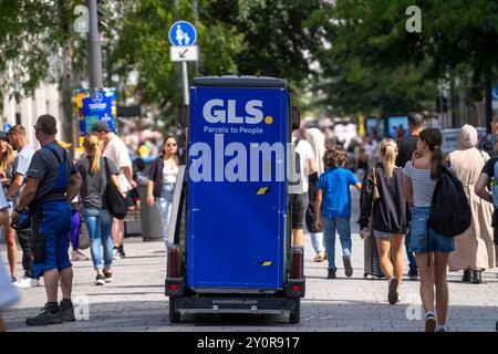 GLS Auslieferung e-Lastenbike, auf der Schadowstraße, ONO e-Lastenrad, in Düsseldorf, NRW, Deutschland GLS Lastenbike *** GLS consegna e cargo bike, on Schadowstraße, ONO e cargo bike, in Düsseldorf, NRW, Germania GLS cargo bike Foto Stock