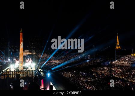 Obelisco del Monumento a Place de la Concorde e della Torre Eiiffel visti durante la cerimonia di apertura dei Giochi Paralimpici estivi di Parigi 2024. Foto Stock