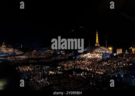 La Torre Eiiffel vista durante la cerimonia di apertura dei Giochi Paralimpici estivi di Parigi 2024 a Parigi. Foto Stock