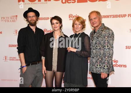 Robert Gwisdek, Emilia Schuele, Corinna Harfouch und Uwe Ochsenknecht bei der „die Ironie des Lebens“ Film Premiere AM 3.09.2024 a Muenchen Foto Stock