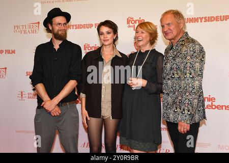 Robert Gwisdek, Emilia Schuele, Corinna Harfouch und Uwe Ochsenknecht bei der „die Ironie des Lebens“ Film Premiere AM 3.09.2024 a Muenchen Foto Stock