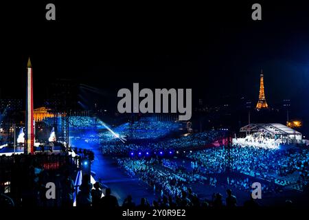 Obelisco del Monumento a Place de la Concorde e della Torre Eiiffel visti durante la cerimonia di apertura dei Giochi Paralimpici estivi di Parigi 2024. Foto Stock