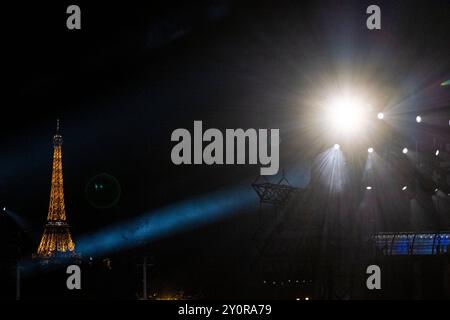 Parigi, Francia. 28 agosto 2024. La Torre Eiiffel vista durante la cerimonia di apertura dei Giochi Paralimpici estivi di Parigi 2024 a Parigi. (Foto di Pablo Dondero/SOPA Images/Sipa USA) credito: SIPA USA/Alamy Live News Foto Stock