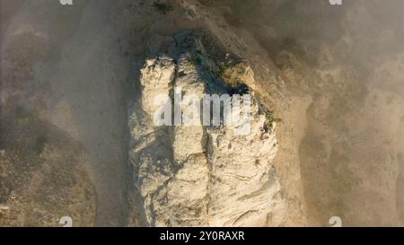 Fotografia aerea di Chimney Rock, un sito storico nazionale e punto di riferimento vicino al fiume North Platte che ha contribuito a guidare i pionieri lungo l'Oregon TR Foto Stock