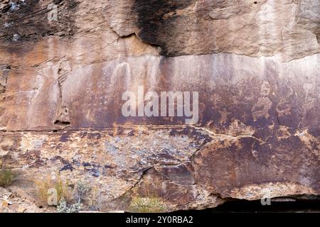 Fotografia di un petroglifo nel Nine Mile Canyon, famoso per i suoi petroglifi nativi americani, in una giornata estiva. Vicino a Price, Utah, Stati Uniti. Foto Stock