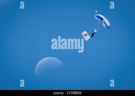 L'USAF Academy Wings of Blue Parachute Team al Legacy of Liberty Airshow del 2024 presso la Holloman Air Force base vicino ad Alamogordo, New Mexico. Foto Stock