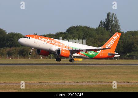 G-UZHO, EasyJet, Airbus A320neo, partenza dall'aeroporto di Londra Stansted, Essex, Regno Unito il 21 agosto 2024 Foto Stock