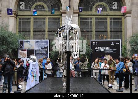 Parigi, Francia - 3 settembre 2024: "Zeus", il cavallo di metallo della cerimonia di apertura delle Olimpiadi di Parigi 2024, esposto all'Hôtel de Ville. Foto Stock