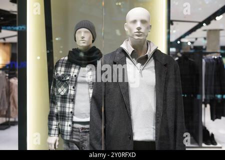 due manichini maschili in una vetrina, vestiti alla moda invernale Foto Stock