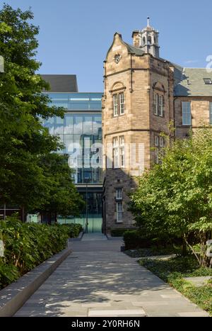 Quartermile è un importante schema di riqualificazione ad uso misto di Edimburgo che sposa architettura vittoriana e contemporanea. Foto Stock