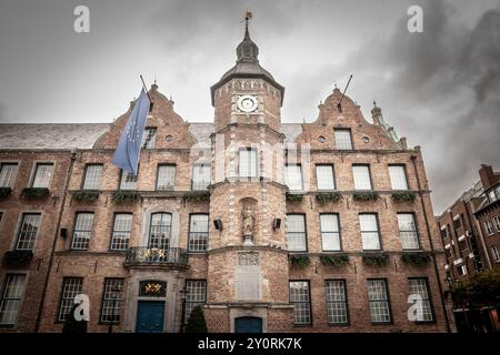 Panorama dell'Altes Rathaus di Dusseldorf, il vecchio municipio, in piazza marktplatz. È un importante monumento medievale di Dusseldorf, un monumento medievale Foto Stock