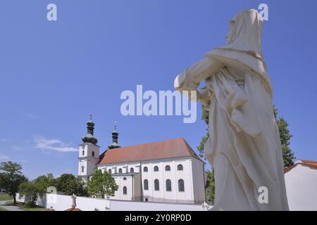 Vista della basilica barocca dal Calvario, sfocatura, scultura, Frauenkirchen, Seewinkel, lago Neusiedl, Burgenland, Austria, Europa Foto Stock