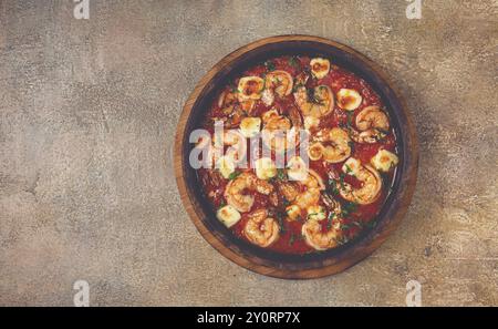 Saganaki con gamberi, in una teglia di argilla, piatto greco, gamberi in salsa di pomodoro, formaggio feta, fatto in casa, nessuno Foto Stock