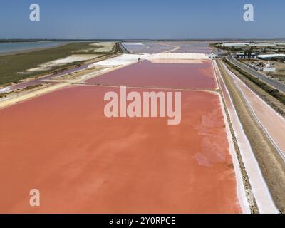 Veduta aerea del bacino di sale rosa con le infrastrutture circostanti e cielo limpido e piatto, Salinas de Bonanza, Sanlucar de Barrameda, Sanlucar de Barrameda, Foto Stock