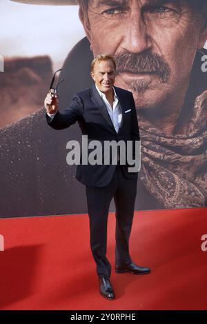 Kevin Costner alla prima tedesca di Horizont allo Zoo Palast di Berlino il 4 agosto 2024 Foto Stock