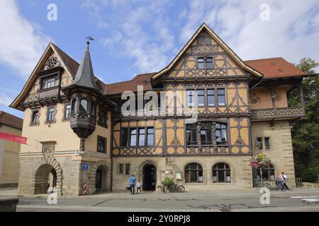 Henneberger Haus, costruita nel 1895, casa in legno marrone con finestre a bovindo, ornamenti e torrette, Meiningen, Turingia, Germania, Europa Foto Stock