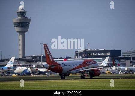 EasyJet Airbus A320-251N, aeromobili in atterraggio all'aeroporto Schiphol di Amsterdam, Buitenveldertbaan, 09/27, torre di controllo del traffico aereo, terminal, Paesi Bassi Foto Stock