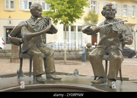 Fontana dei musicisti con suonatore di corno e violinista di Bonifatius Stirnberg 1989, scultura, bronzo, musicista, corno francese, suonatore di corno, violinista, pla Foto Stock