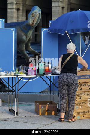 Modello di Plateosaurus con mercato delle pulci sul cartello di Bochum sulla piazza del municipio, Dino City III, Bochum, regione della Ruhr, Renania settentrionale-Vestfalia, Germania, EUR Foto Stock